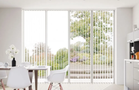 cortinas verticales modernas en living 